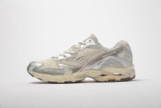 Mizuno Wave Rider 10 – Unisex volnočasové tenisky – Béžová